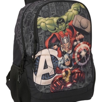 Mochila preta com estampa dos Vingadores e bolso frontal