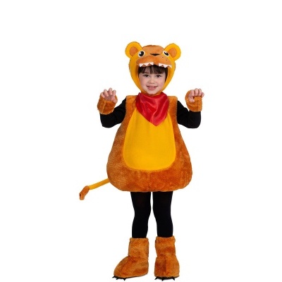 Criança com fantasia de leão castanho e amarelo