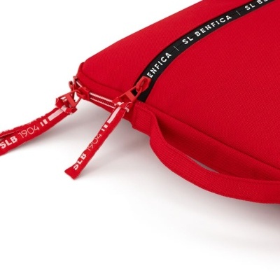 Capa vermelha para portátil com zippers e frase SLB 1904 e fita com texto SL BENFICA.