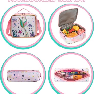 Conjunto rosa claro de bolsa térmica, estojo e saco para lápis com padrão de sereia e estrelas coloridas.