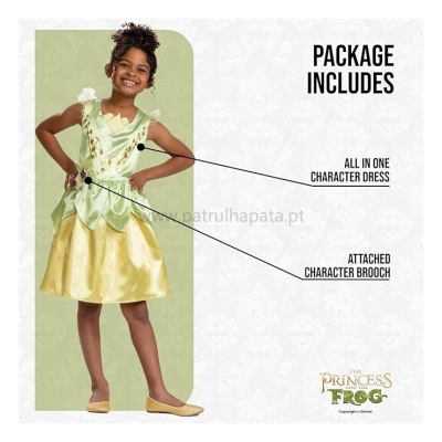 Menina vestida com vestido amarelo e verde claro com broche de personagem, texto PACKAGE INCLUDES na imagem.