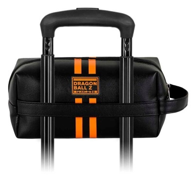 Bolsa preta com riscas laranja e etiqueta DRAGON BALL Z numa mala de viagem