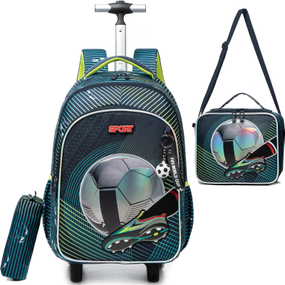 Conjunto escolar com mochila de carrinho, lancheira e estojo com padrão de futebol e chuteira.