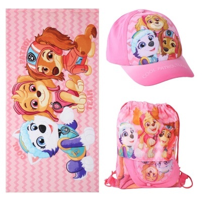 Conjunto infantil rosa com toalha, mochila e boné com personagens de cães animados.
