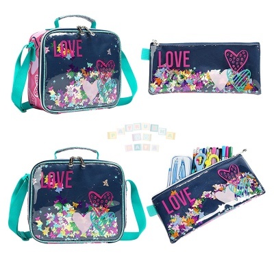 Bolsa e estojo escolares azuis com padrões coloridos e a palavra LOVE