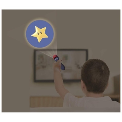 Criança a usar dispositivo de projeção com luz para criar imagem de estrela na parede