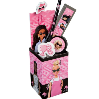 Conjunto de merchandising da Barbie com caneta, régua, borracha em caixa rosa com imagens das bonecas.