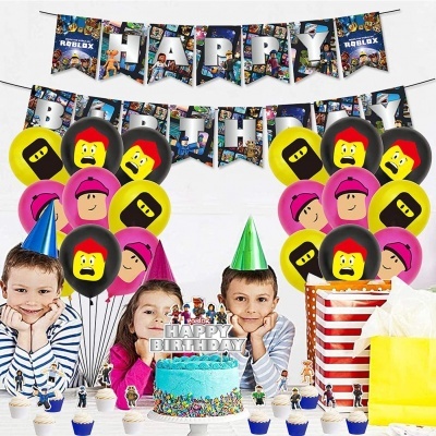 Decoração de aniversário com balões, faixa HAPPY BIRTHDAY, bolo azul e presentes coloridos