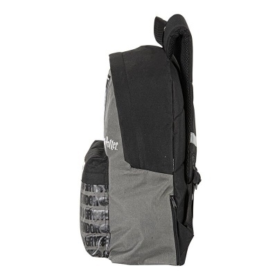 Mochila preta e cinzenta vista de lado com bolso frontal e logo branco