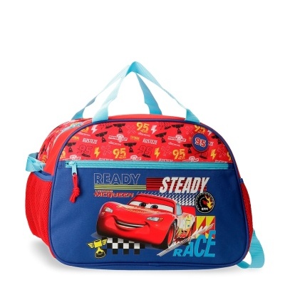 Mala infantil azul e vermelha com estampa do personagem McQueen do filme Cars e textos 'READY STEADY RACE' e '95'.
