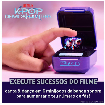 Caixa roxa aberta com dispositivo digital pixelizado e texto promocional K-POP DEMON HUNTERS