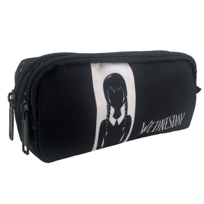 Estojo preto com imagem estilizada de rapariga e texto WEDNESDAY