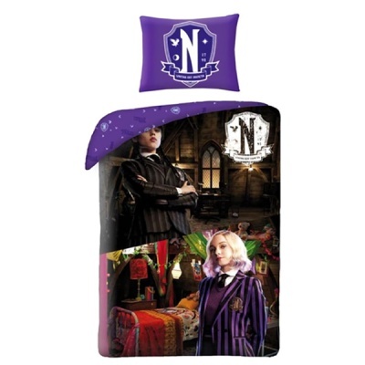 Roupa de cama roxa com emblemas e personagens estampadas