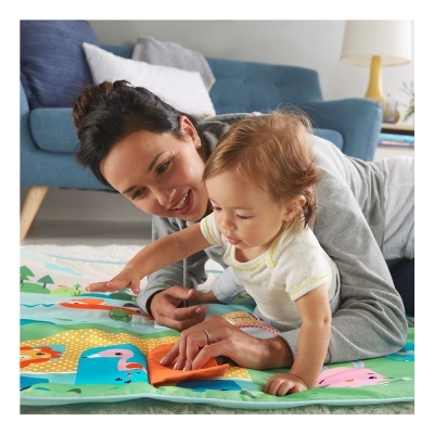 Bebé e mãe numa atividade sobre tapete colorido com padrões de animais