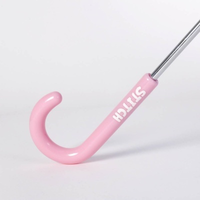 Cabo curvo rosa de guarda-chuva com texto STITCH em fundo branco