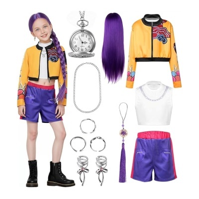 Conjunto infantil com casaco amarelo, top branco, calções roxos, peruca roxa e acessórios