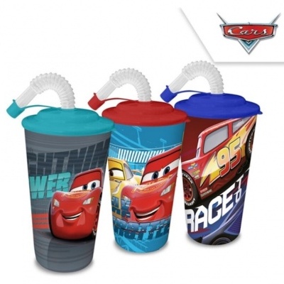 Copos plásticos com tampa e palha com personagens do filme Cars em várias cores