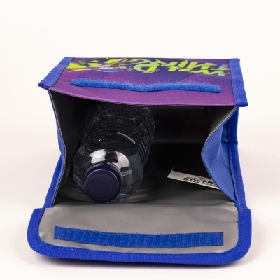 Bolsa térmica azul aberta com garrafa de água dentro