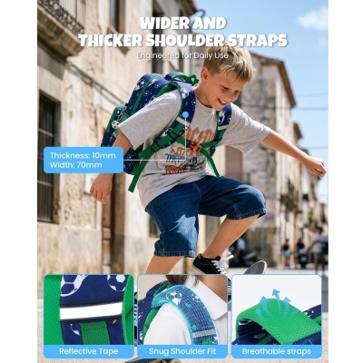 Criança a usar mochila azul e verde com padrão de bolas de futebol e alças largas em ambiente urbano.