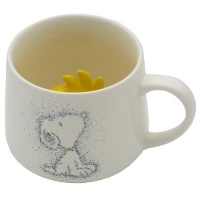 Caneca branca com estampa do Snoopy e interior amarelo com detalhe em silicone