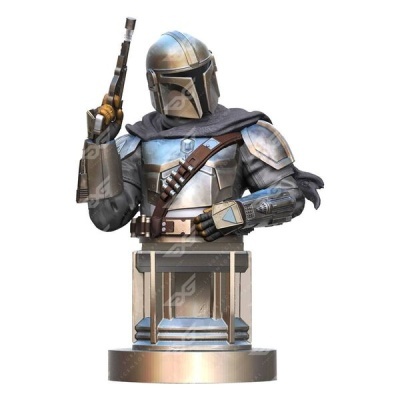 Busto do Mandaloriano de Star Wars com armadura metálica e arma