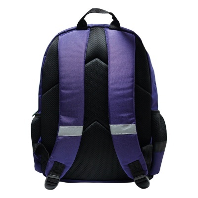 Mochila roxa e preta vista de trás com alças almofadadas e faixa refletora prateada