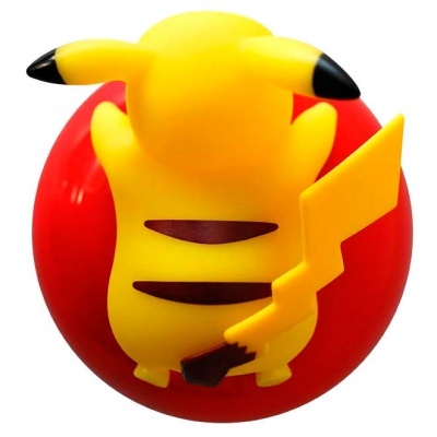 Figura de brinquedo de Pikachu vista de costas numa base vermelha