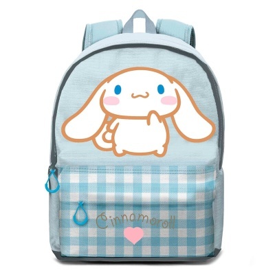 Mochila azul clara com desenho de personagem e padrão xadrez azul e branco