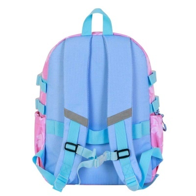 Mochila azul claro e rosa vista pelas costas com alças e bolsos laterais