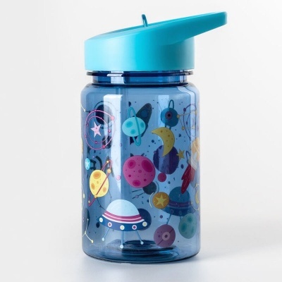 Garrafa de plástico azul com tampa azul e ilustrações de planetas e estrelas