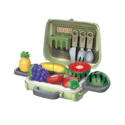 Conjunto de brinquedo de frutas de plástico com mala verde aberta e talheres