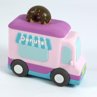 Brinquedo camião de donuts rosa e lilás com donut castanho no topo