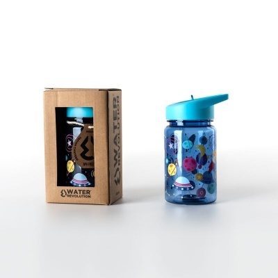 Garrafa de água infantil azul com decoração espacial e embalagem de cartão reciclado