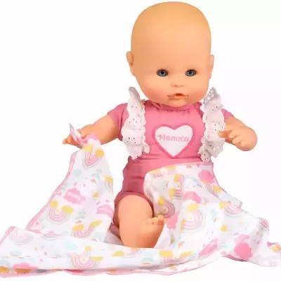 Boneca Nenuco vestida de rosa segurando manta colorida com padrões de arco-íris