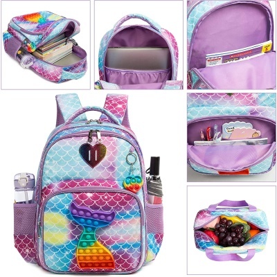 Mochila colorida padrão escamas com brinquedo pop it em forma de cauda de sereia