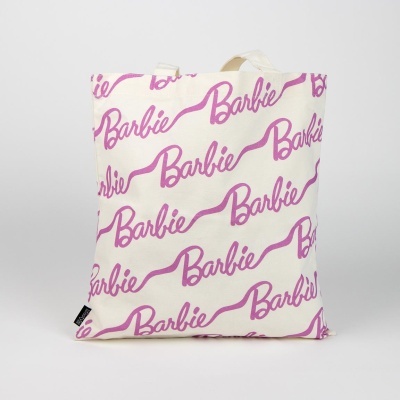 Saco de tecido branco com padrão rosa repetido do texto Barbie