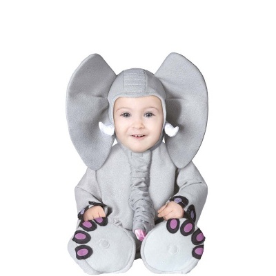 Bebé com fato de elefante cinzento com orelhas grandes e patas cor-de-rosa
