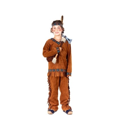 Criança com fato castanho estilo indígena e adereços