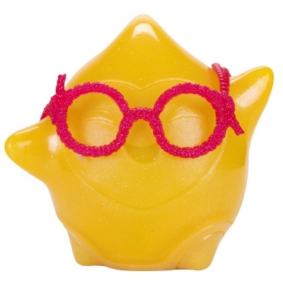 Figura amarela em forma de estrela com óculos cor-de-rosa glitter