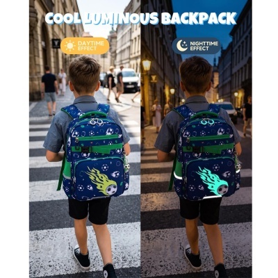 Mochila azul com padrão de bolas de futebol e design que brilha à noite usada por criança em ambiente urbano