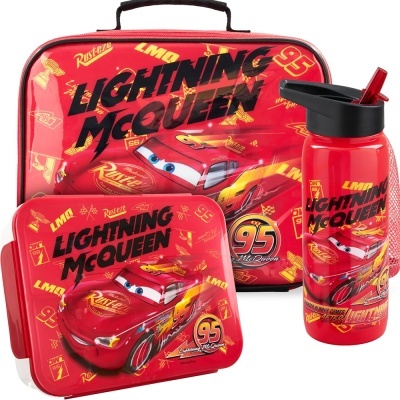 Conjunto infantil vermelho com imagens do Lightning McQueen e textos em preto e amarelo