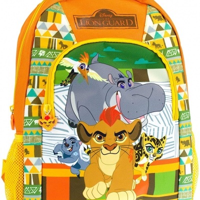 Mochila infantil com personagens da Disney Lion Guard em cores vivas e detalhes em rede amarela.