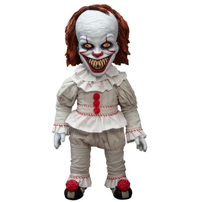 Boneco de terror com rosto pintado, roupa cinzenta e branca, cabelo vermelho e pompons vermelhos nos sapatos