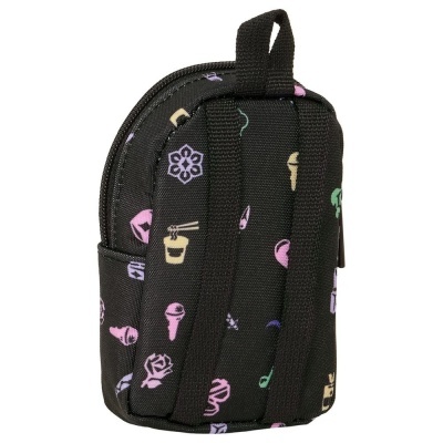 Mini mochila preta com padrões coloridos variados