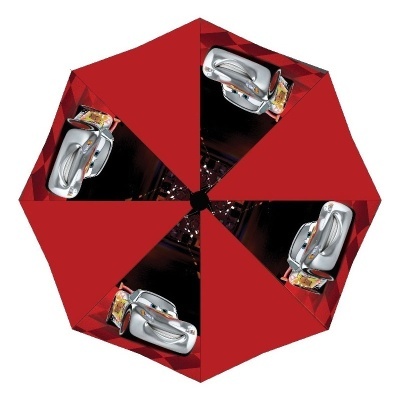 Guarda-chuva vermelho com imagens do Relâmpago McQueen