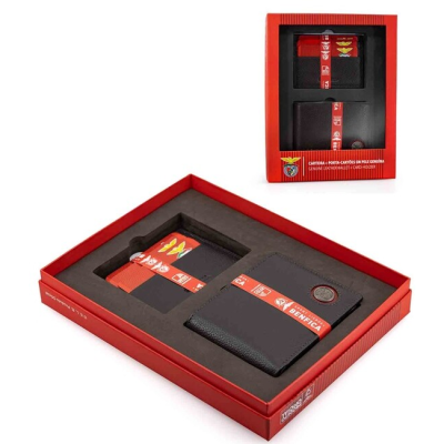 Carteira e porta-cartões pretos com detalhes vermelhos em caixa de oferta vermelha do Benfica