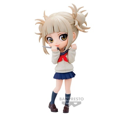 Figura anime com cabelo loiro, camisola branca, saia azul, meias azuis e sapatos castanhos