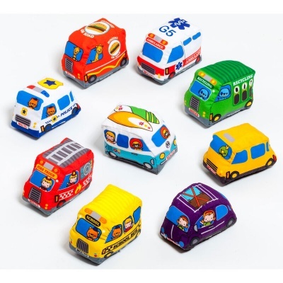 Nove carrinhos de brinquedo coloridos feitos em tecido com padrões e personagens desenhados