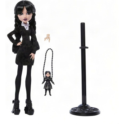 Boneca vestida de preto com acessórios e suporte em fundo branco