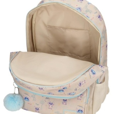 Mochila bege clara com padrão de animais e flores, pom-pom azul, interior espaçoso e bolso frontal com zíper azul claro.